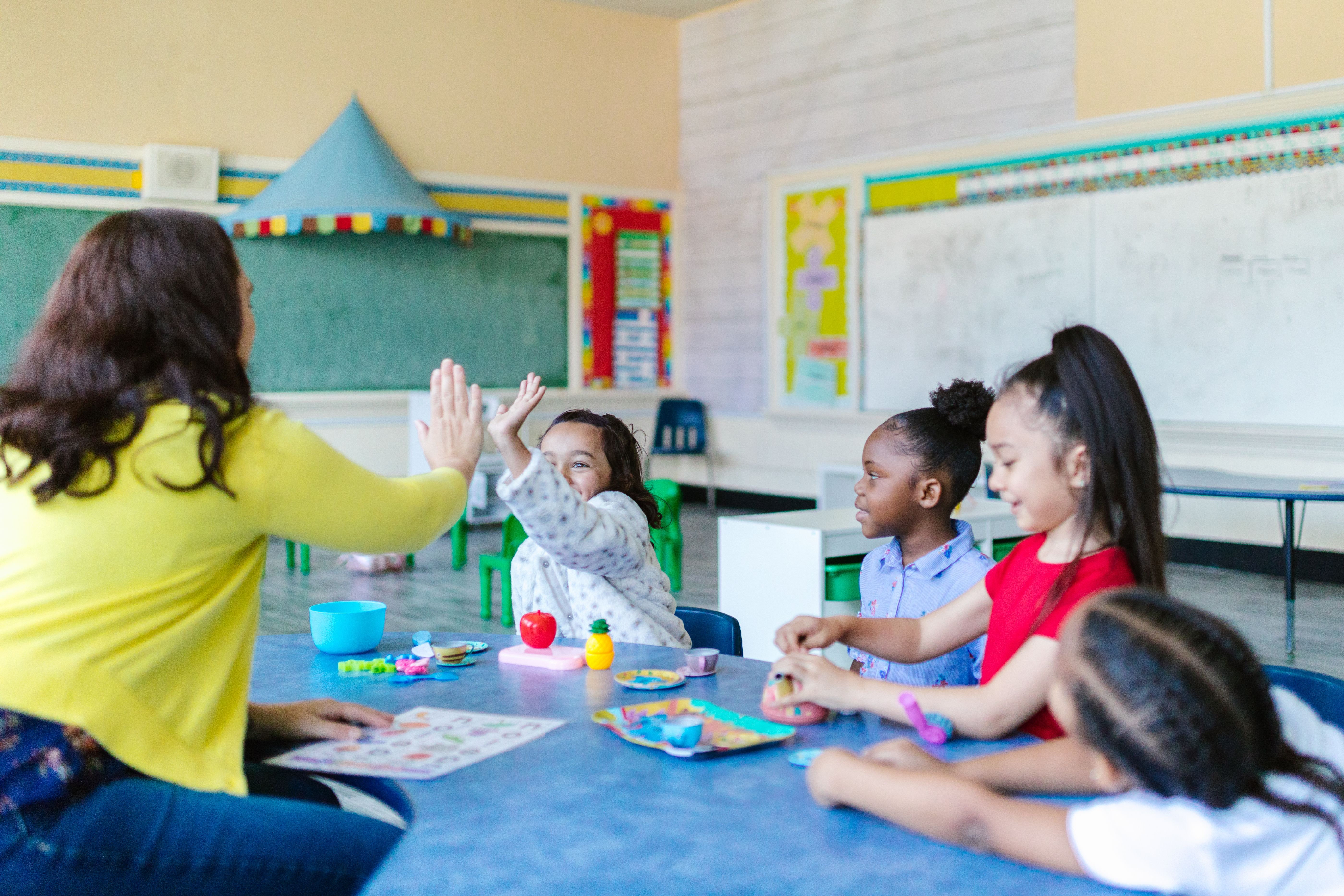 Crianças pequenas em sala de aula de educação infantil